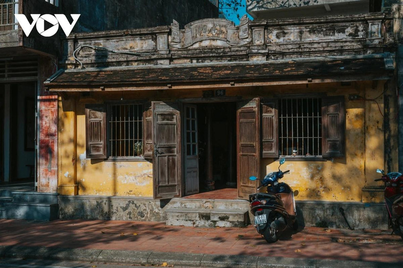 Comparée à l’ancienne ville de Hôi An, Bach Dang n'est pas inférieure en termes de beauté, d'œuvres architecturales uniques, ainsi que de valeurs culturelles et historiques. Comparée à l’ancienne ville de Hôi An, Bach Dang n'est pas inférieure en termes de beauté, d'œuvres architecturales uniques, ainsi que de valeurs culturelles et historiques.