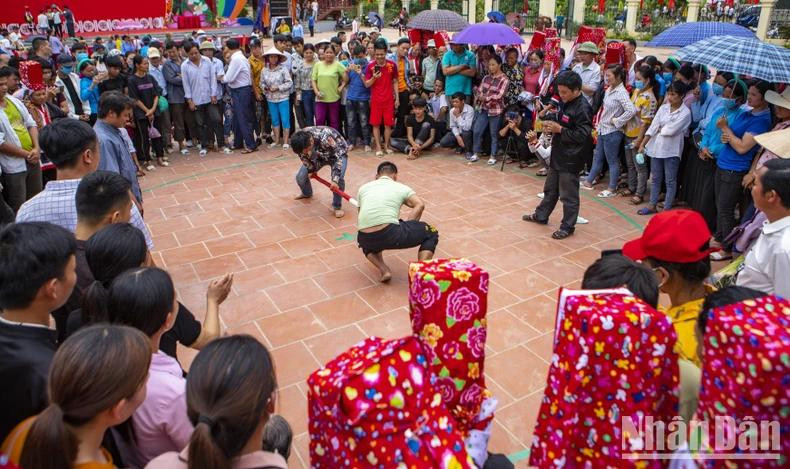La compétition de poussée de bâton, un sport qui démontre la force et la dextérité des jeunes Dao. La compétition de poussée de bâton, un sport qui démontre la force et la dextérité des jeunes Dao.