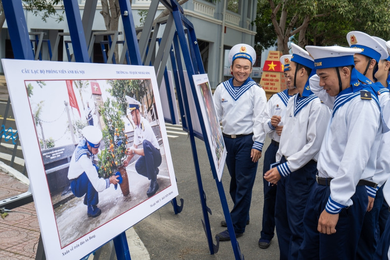 Ces photographies ne se contentent pas de mettre en lumière la détermination des marins vietnamiens, elles témoignent également des transformations continues de cet archipel sacré, qui s’affirme jour après jour au cœur de l’océan. Photo: Toquoc Ces photographies ne se contentent pas de mettre en lumière la détermination des marins vietnamiens, elles témoignent également des transformations continues de cet archipel sacré, qui s’affirme jour après jour au cœur de l’océan. Photo: Toquoc