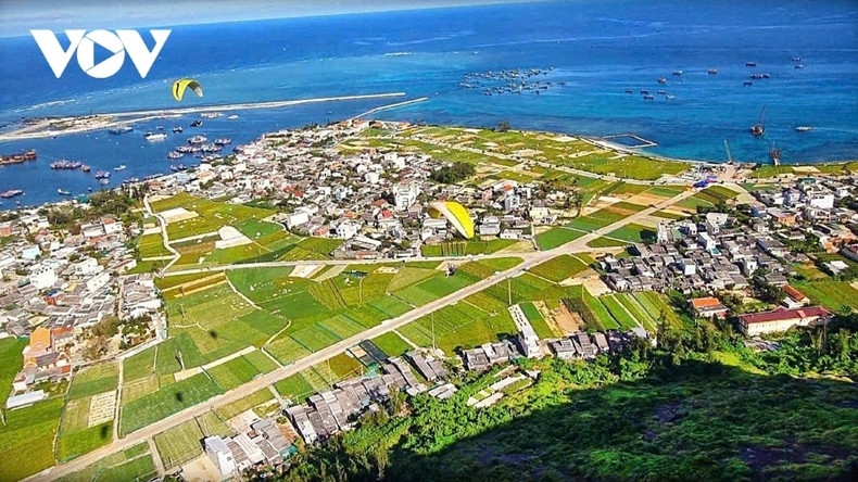 Depuis le sommet Thoi Loi, on peut apercevoir, à l’est, de vastes champs d’ail et d’oignons. Contempler les champs verdoyants s’étendant jusqu’à la mer au lever du soleil est un moment à ne pas manquer à Ly Son. Photo: VOV Depuis le sommet Thoi Loi, on peut apercevoir, à l’est, de vastes champs d’ail et d’oignons. Contempler les champs verdoyants s’étendant jusqu’à la mer au lever du soleil est un moment à ne pas manquer à Ly Son. Photo: VOV