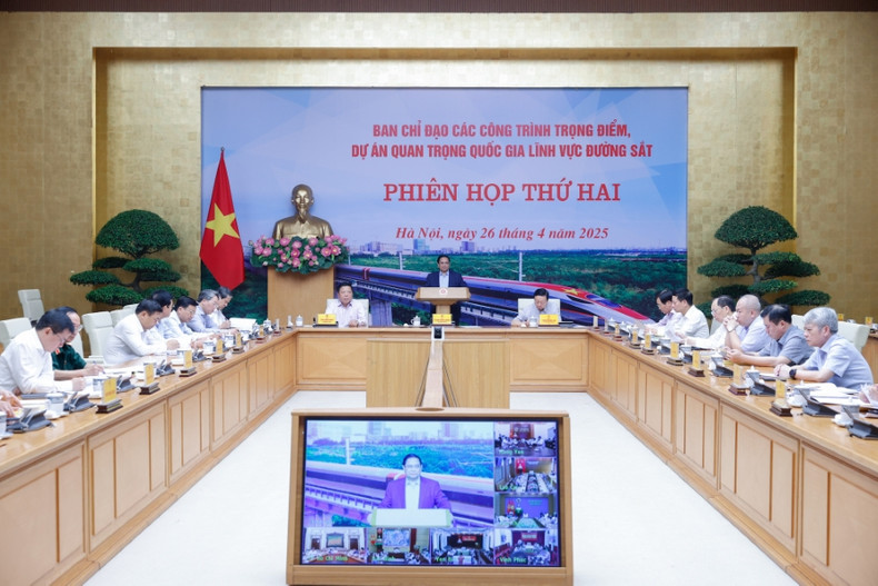 Lors de la réunion du Comité de pilotage des projets clés et des projets nationaux importants dans le secteur ferroviaire dans la matinée du 26 avril. Photo : VGP.