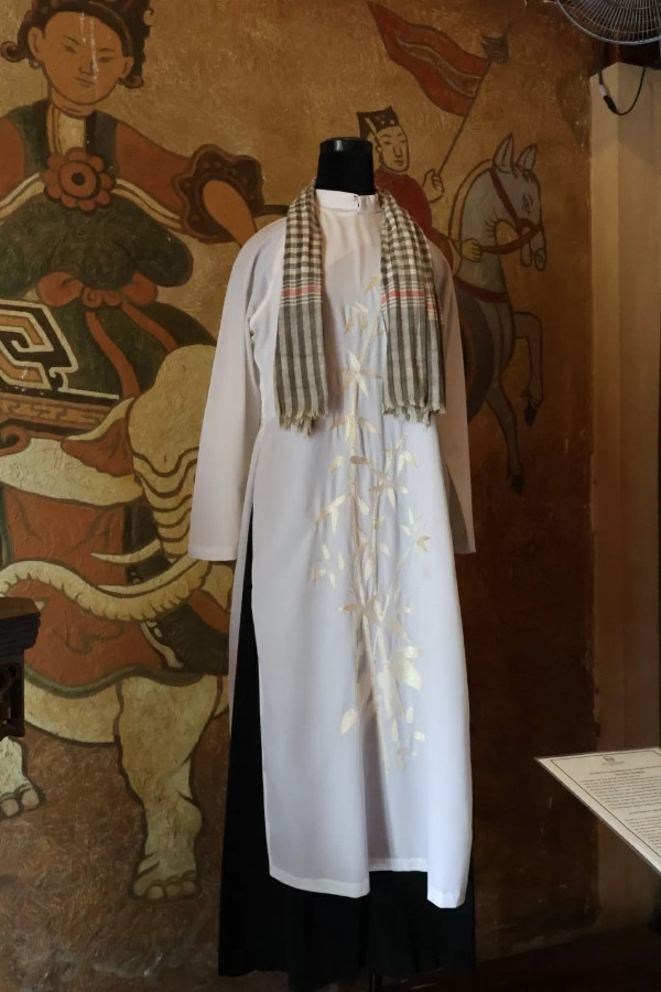 Dans la section dédiée à l’histoire de l’áo dài, les visiteurs peuvent admirer les tenues portées par des personnages célèbres du Vietnam, telles que Nguyên Thi Binh (ancienne vice-présidente du Vietnam), Nguyên Thi Dinh (générale révolutionnaire) et Tôn Nu Thi Ninh (diplomate et ambassadrice). Photo : Truc Linh. Dans la section dédiée à l’histoire de l’áo dài, les visiteurs peuvent admirer les tenues portées par des personnages célèbres du Vietnam, telles que Nguyên Thi Binh (ancienne vice-présidente du Vietnam), Nguyên Thi Dinh (générale révolutionnaire) et Tôn Nu Thi Ninh (diplomate et ambassadrice). Photo : Truc Linh.