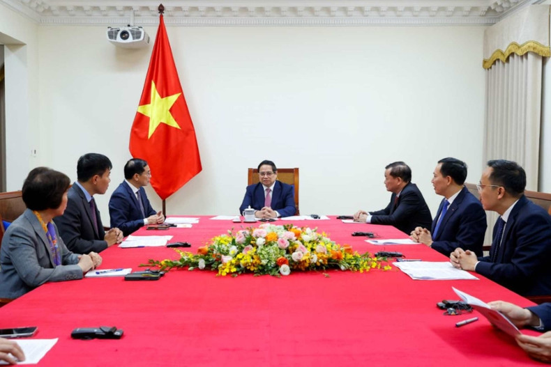 Le Premier ministre Pham Minh Chinh a un entretien téléphonique avec le Premier ministre malaisien Anwar Ibrahim. Photo : VGP. Le Premier ministre Pham Minh Chinh a un entretien téléphonique avec le Premier ministre malaisien Anwar Ibrahim. Photo : VGP.