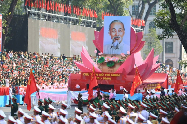Tout le Parti, tout le peuple et toute l’armée du Vietnam doivent intensifier davantage encore l’étude et la mise en œuvre de la pensée, de la morale et du style Hô Chi Minh. Photo : baocongly. Tout le Parti, tout le peuple et toute l’armée du Vietnam doivent intensifier davantage encore l’étude et la mise en œuvre de la pensée, de la morale et du style Hô Chi Minh. Photo : baocongly.