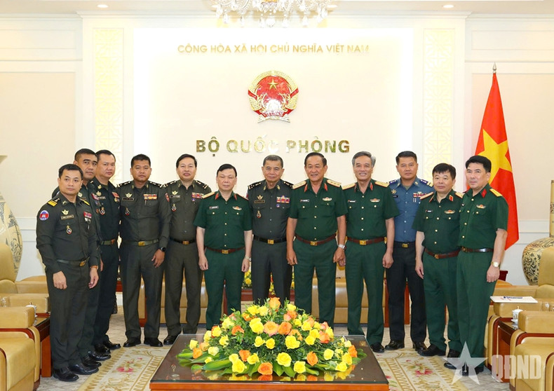 Le général Vo Minh Luong, le général Ya Kim Y et les délégués lors de la rencontre. Photo : QĐND Le général Vo Minh Luong, le général Ya Kim Y et les délégués lors de la rencontre. Photo : QĐND