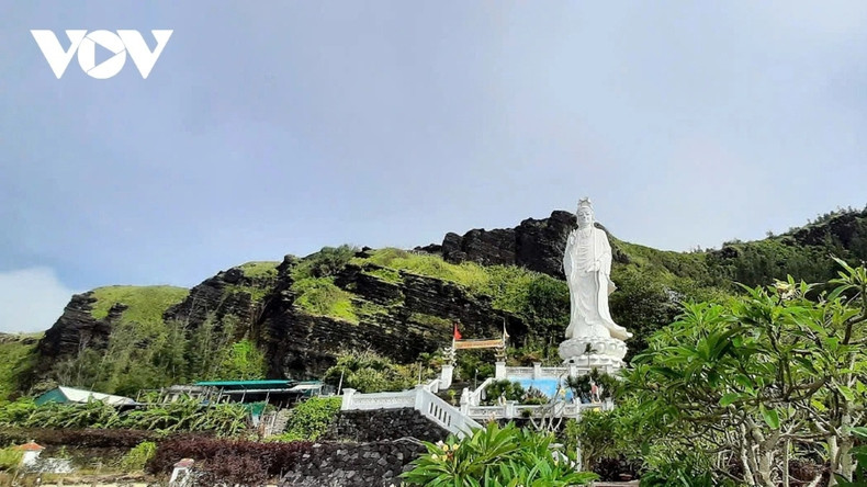 La pagode Chua Duc se dresse sur le volcan éteint Giêng Tiên. Elle est accessible après 100 marches, dominée par une statue de Quan Âm de 27 m tournée vers la mer. Photo: VOV La pagode Chua Duc se dresse sur le volcan éteint Giêng Tiên. Elle est accessible après 100 marches, dominée par une statue de Quan Âm de 27 m tournée vers la mer. Photo: VOV