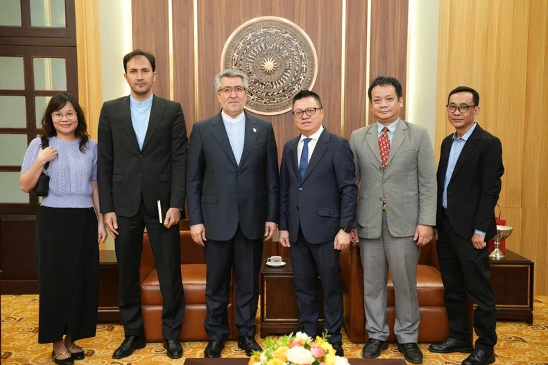 Les cadres et employés du journal Nhân Dân ainsi que la délégation de l'Ambassade d'Iran au Vietnam prennent une photo souvenir. (Photo: Khac Anh)