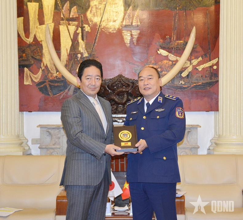 Le lieutenant-général Lê Quang Dao, commandant de la Garde côtière du Vietnam, remet un cadeau souvenir au vice-ambassadeur du Japon au Vietnam, Ishikawa Isamu. Photo: QĐND Le lieutenant-général Lê Quang Dao, commandant de la Garde côtière du Vietnam, remet un cadeau souvenir au vice-ambassadeur du Japon au Vietnam, Ishikawa Isamu. Photo: QĐND