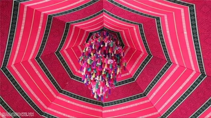 La "Maison Con" abrite 2022 balles de tissu multicolores. Photo: baoquocte La "Maison Con" abrite 2022 balles de tissu multicolores. Photo: baoquocte