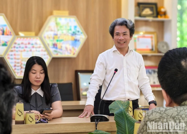 Le professeur Vo Van Minh, recteur de l’Université de pédagogie (Université de Da Nang), prend la parole lors de l’accueil de la délégation du comité d’organisation du Championnat national de tennis de table du journal Nhân Dân. Photo : NDEL