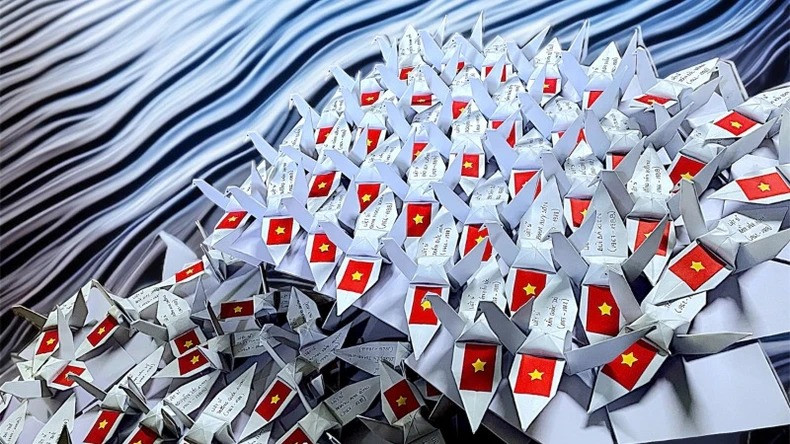 Les grues en papier lâchées lors de la cérémonie en hommage aux Héros morts pour la Patrie ont été pliées par Mme Thuy Duong et envoyées avec la délégation. Les grues en papier lâchées lors de la cérémonie en hommage aux Héros morts pour la Patrie ont été pliées par Mme Thuy Duong et envoyées avec la délégation.