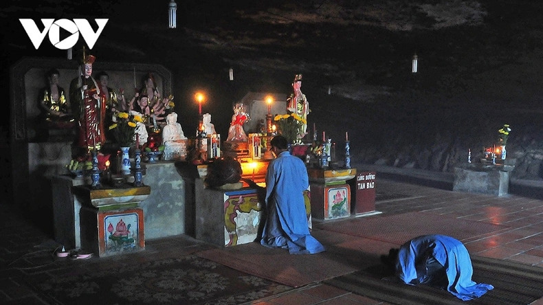 La pagode Chua Hang, vieille de plus de 400 ans, est creusée à flanc de montagne et renferme des autels sculptés dans la roche naturelle. Photo: VOV La pagode Chua Hang, vieille de plus de 400 ans, est creusée à flanc de montagne et renferme des autels sculptés dans la roche naturelle. Photo: VOV