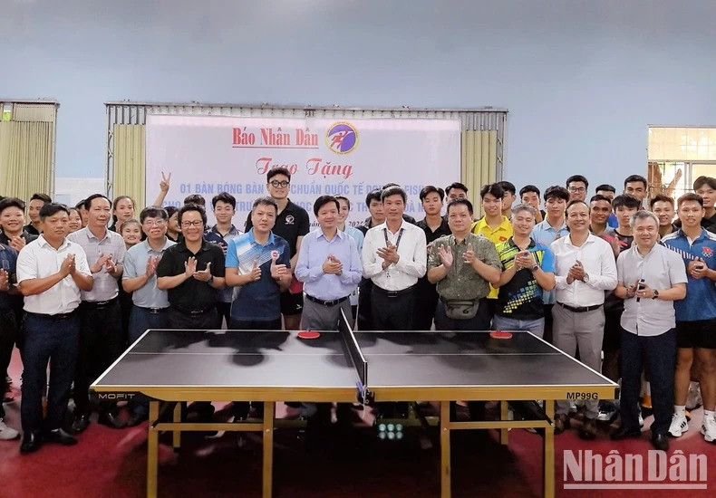 Le comité d’organisation du tournoi, le sponsor Mofit et la Société par actions de culture et d’apprentissage du Vietnam posent pour une photo souvenir avec la direction et le corps enseignant de l’Université d’éducation physique et sportive de Da Nang. Photo : NDEL