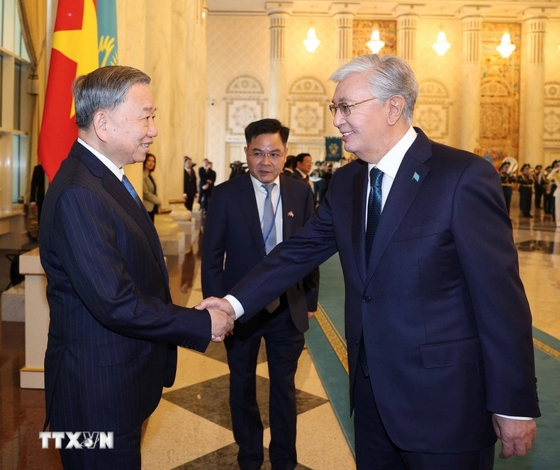 Le secrétaire général du PCV To Lam (gauche) et le président kazakh Kassym-Jomart Tokayev. Photo : VNA.