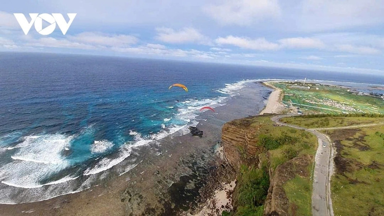 Les visiteurs chanceux peuvent admirer la cascade et les sommets Thoi Loi et Cu Lao Re depuis les airs en parapente. Le vol en parapente est une expérience inoubliable à vivre durant la Semaine culturelle et touristique annuelle de Ly Son. Photo: VOV Les visiteurs chanceux peuvent admirer la cascade et les sommets Thoi Loi et Cu Lao Re depuis les airs en parapente. Le vol en parapente est une expérience inoubliable à vivre durant la Semaine culturelle et touristique annuelle de Ly Son. Photo: VOV