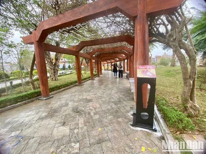 La station interactive intelligente est installée au parc riverain de la rivière Ky Cung, dans la ville de Lang Son. Photo: NDEL La station interactive intelligente est installée au parc riverain de la rivière Ky Cung, dans la ville de Lang Son. Photo: NDEL