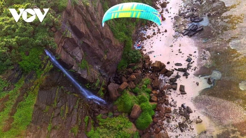 Une splendide cascade sur l’île Cu Lao Re, partiellement visible depuis un promontoire rocheux au-dessus de Hang Câu. Photo: VOV Une splendide cascade sur l’île Cu Lao Re, partiellement visible depuis un promontoire rocheux au-dessus de Hang Câu. Photo: VOV