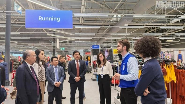 La délégation effectue une visite de terrain et des échanges directs avec les dirigeants du groupe Decathlon. La délégation effectue une visite de terrain et des échanges directs avec les dirigeants du groupe Decathlon.