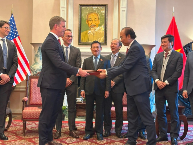 Le vice-Premier ministre Ho Duc Phoc à la cérémonie de remise du protocole d'accord entre la Société par actions de l’aviation Vietjet et Air Finance des États-Unis. Photo : VNA. Le vice-Premier ministre Ho Duc Phoc à la cérémonie de remise du protocole d'accord entre la Société par actions de l’aviation Vietjet et Air Finance des États-Unis. Photo : VNA.