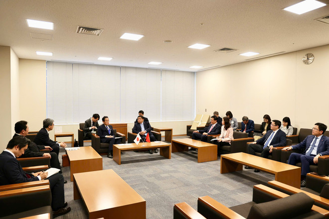 Le vice-Premier ministre Nguyen Chi Dung rencontre l'ancien Premier ministre Kishida Fumio à Tokyo. Photo : VNA.