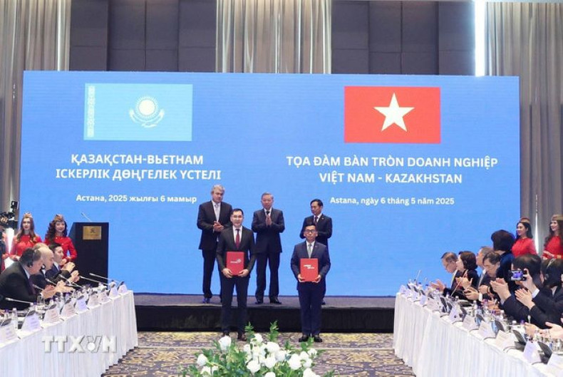 Le secrétaire général To Lam à la signature de l'accord de franchise entre VietjetAir du Vietnam et Qazaq Air du Kazakhstan. Photo : VNA.
