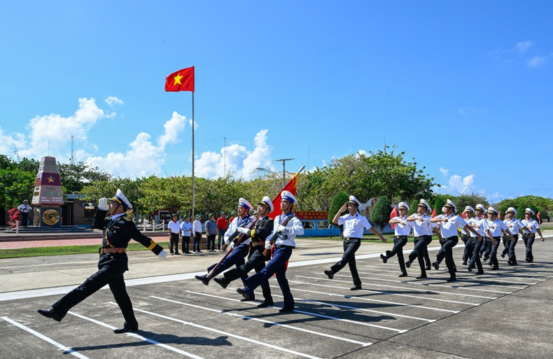 Cérémonie de lever du drapeau sur l’île de Truong Sa Lớn. Photo : Việt Trung/QĐND. Cérémonie de lever du drapeau sur l’île de Truong Sa Lớn. Photo : Việt Trung/QĐND.