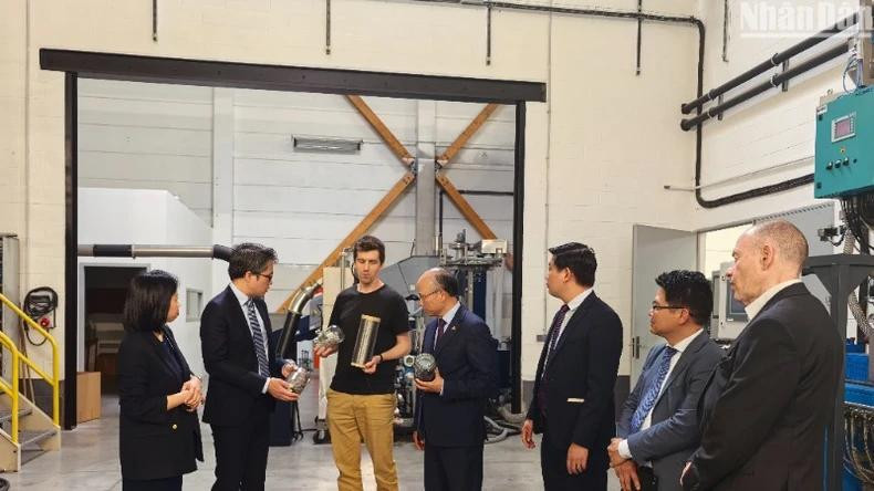 Le représentant de Neo-Eco présente des solutions pour le recyclage des matériaux, le traitement des déchets de construction et le développement de produits à partir de matériaux recyclés. Le représentant de Neo-Eco présente des solutions pour le recyclage des matériaux, le traitement des déchets de construction et le développement de produits à partir de matériaux recyclés.