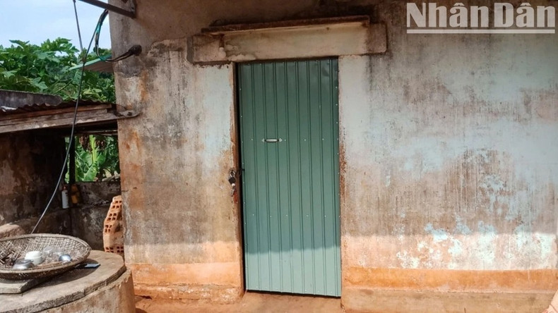 Faute de terres cultivables et avec une santé fragile, depuis de nombreuses années, la famille de Nguyen Huu Dung et Ngo Thi Nhuan vit dans une habitation de fortune exiguë. Photo : NDEL. Faute de terres cultivables et avec une santé fragile, depuis de nombreuses années, la famille de Nguyen Huu Dung et Ngo Thi Nhuan vit dans une habitation de fortune exiguë. Photo : NDEL.
