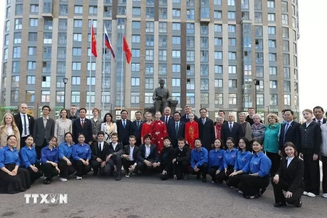 Le vice-président Le Minh Hoan et la délégation parlementaire vietnamienne ont pris une photo souvenir avec les représentants de Saint-Pétersbourg devant le monument du Président Hô Chi Minh. Photo : VNA.