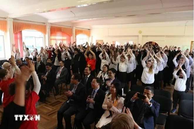 Des élèves du lycée 488 dansent un flashmob sur la chanson « Việt Nam ơi ». Photo : VNA.
