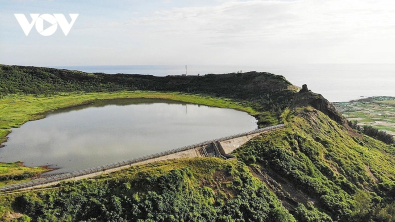 Culminant à 180 m d’altitude, le cratère du sommet Thoi Loi abrite aujourd’hui un lac d’eau douce approvisionnant ce district insulaire. Photo: VOV Culminant à 180 m d’altitude, le cratère du sommet Thoi Loi abrite aujourd’hui un lac d’eau douce approvisionnant ce district insulaire. Photo: VOV