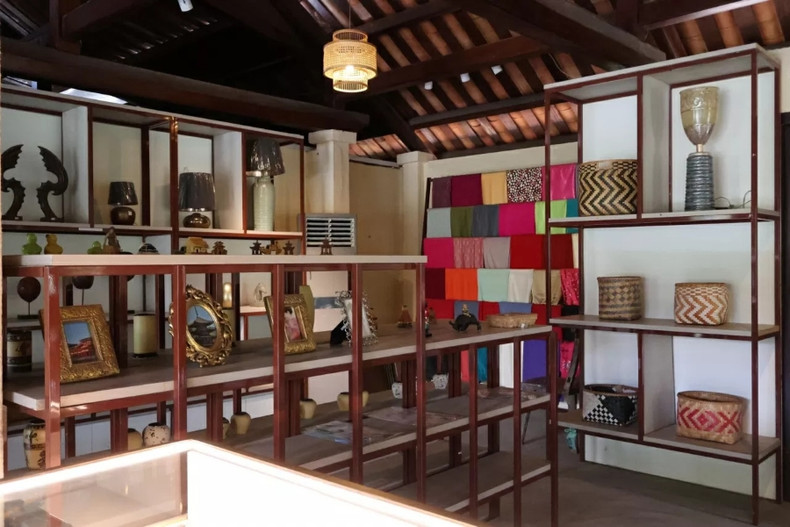 Enfin, après leur visite, les visiteurs peuvent se rendre à la boutique du musée pour acheter des souvenirs à offrir à leurs proches. Photo: Truc Linh. Enfin, après leur visite, les visiteurs peuvent se rendre à la boutique du musée pour acheter des souvenirs à offrir à leurs proches. Photo: Truc Linh.