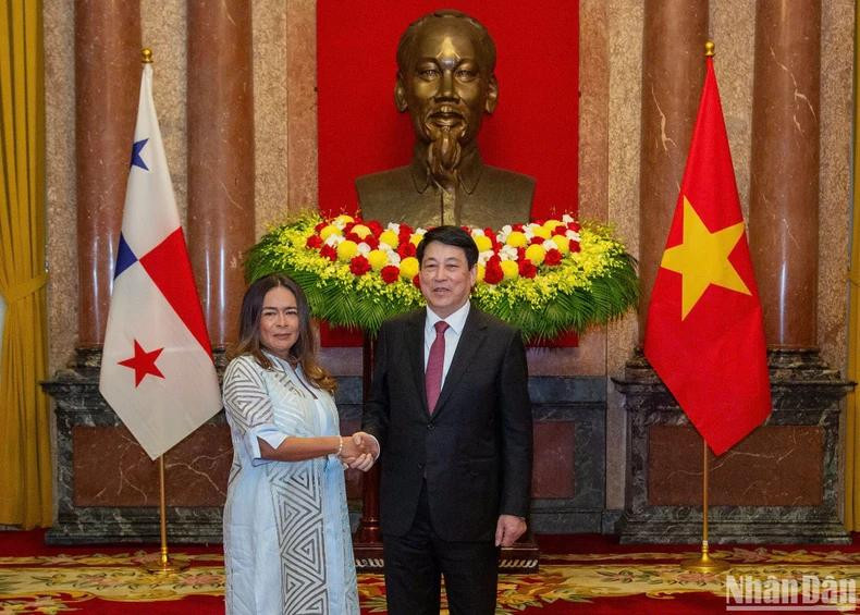 Le président reçoit l'ambassadrice du Panama. Photo : NDEL. Le président reçoit l'ambassadrice du Panama. Photo : NDEL.