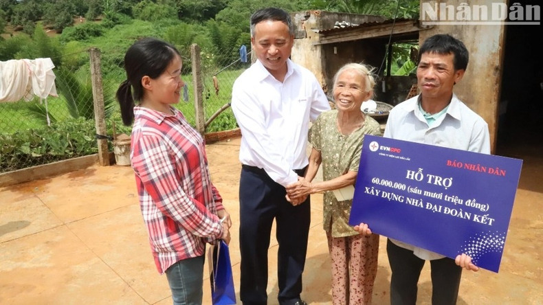 La famille de Nguyen Huu Dung et Ngo Thi Nhuan a exprimé sa gratitude envers les dirigeants de la Compagnie d’électricité de Dak Lak et du journal Nhân Dân pour leur aide précieuse qui arrive à point nommé, au moment où la saison des pluies s’installe dans les Hauts Plateaux. Photo : NDEL. La famille de Nguyen Huu Dung et Ngo Thi Nhuan a exprimé sa gratitude envers les dirigeants de la Compagnie d’électricité de Dak Lak et du journal Nhân Dân pour leur aide précieuse qui arrive à point nommé, au moment où la saison des pluies s’installe dans les Hauts Plateaux. Photo : NDEL.