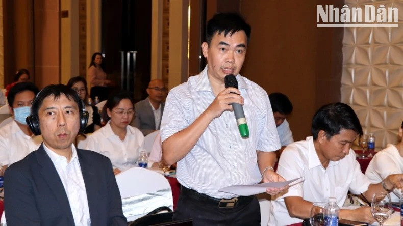 Le représentant d’une entreprise d’IDE fait une recommandation lors du dialogue. Photo : NDEL. Le représentant d’une entreprise d’IDE fait une recommandation lors du dialogue. Photo : NDEL.