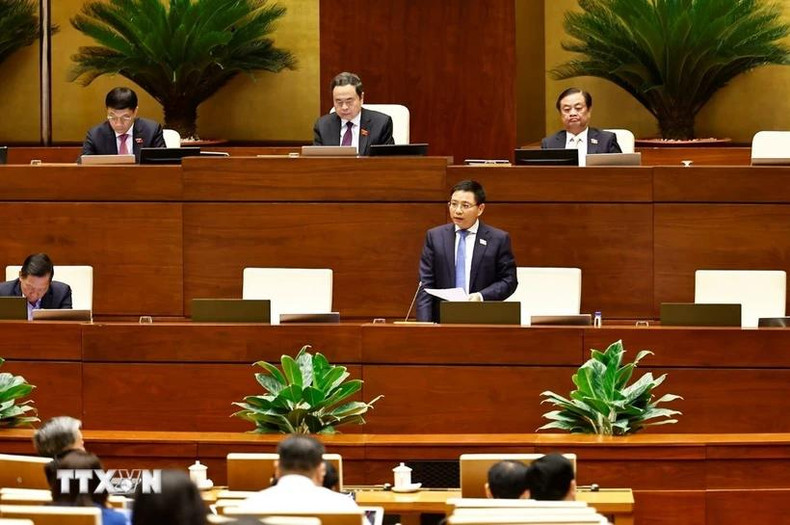 Le ministre des Finances Nguyen Van Thang prend la parole pour expliquer et clarifier certaines questions soulevées par les députés de l’Assemblée nationale. Photo : VNA.