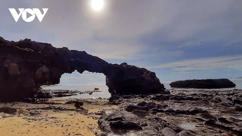 La porte de pierre Công To Vo, haute de plus de 2 m, est particulièrement belle au coucher du soleil. Photo: VOV La porte de pierre Công To Vo, haute de plus de 2 m, est particulièrement belle au coucher du soleil. Photo: VOV