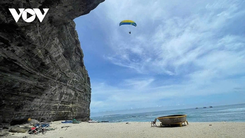 La grotte Hang Câu offre un contraste saisissant entre falaises et plage. Les touristes y admirent non seulement les falaises spectaculaires, mais aussi les fonds marins et leurs coraux multicolores. Photo: VOV La grotte Hang Câu offre un contraste saisissant entre falaises et plage. Les touristes y admirent non seulement les falaises spectaculaires, mais aussi les fonds marins et leurs coraux multicolores. Photo: VOV
