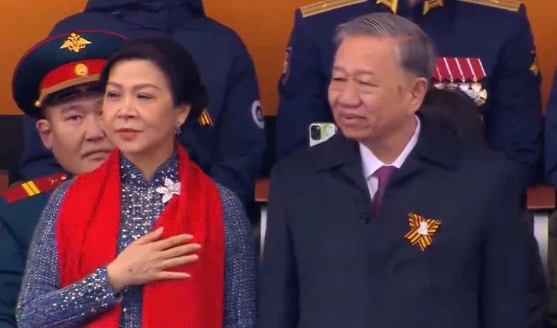 Le secrétaire général du Parti communiste du Vietnam (PCV) To Lam, accompagné de son épouse, suit avec attention le passage de la délégation vietnamienne devant la tribune. Photo : Capture d’écran. Le secrétaire général du Parti communiste du Vietnam (PCV) To Lam, accompagné de son épouse, suit avec attention le passage de la délégation vietnamienne devant la tribune. Photo : Capture d’écran.