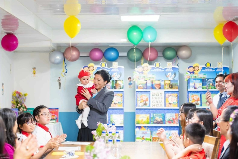 Madame Ngo Phuong Ly et les enfants de la classe de vietnamien. Photo : NDEL.