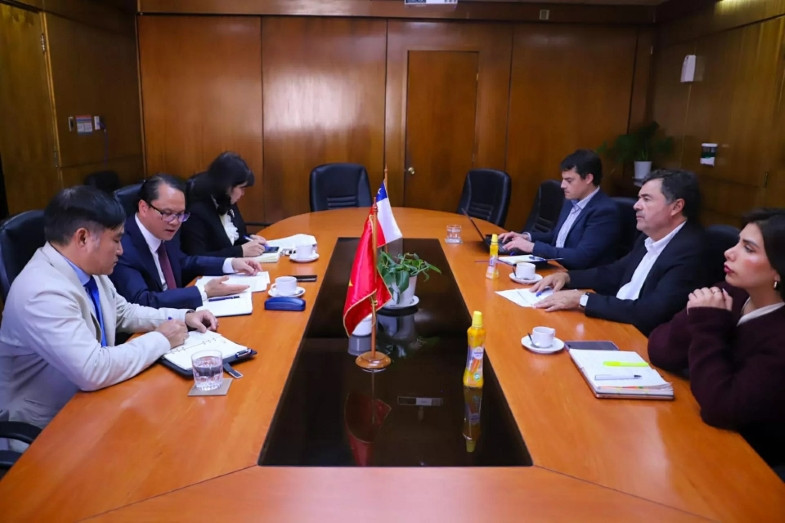 Lors de la rencontre entre l’ambassadeur du Vietnam, Nguyên Viêt Cuong et le ministre de l’Agriculture, Esteban Valenzuela. Photo: Baoquocte