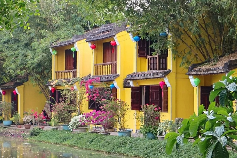 Les teintes chaudes et dorées qui recouvrent l’espace d’exposition rappellent le charme ancien de la vieille ville de Hôi An (au Centre du Vietnam). Photo : Truc Linh. Les teintes chaudes et dorées qui recouvrent l’espace d’exposition rappellent le charme ancien de la vieille ville de Hôi An (au Centre du Vietnam). Photo : Truc Linh.