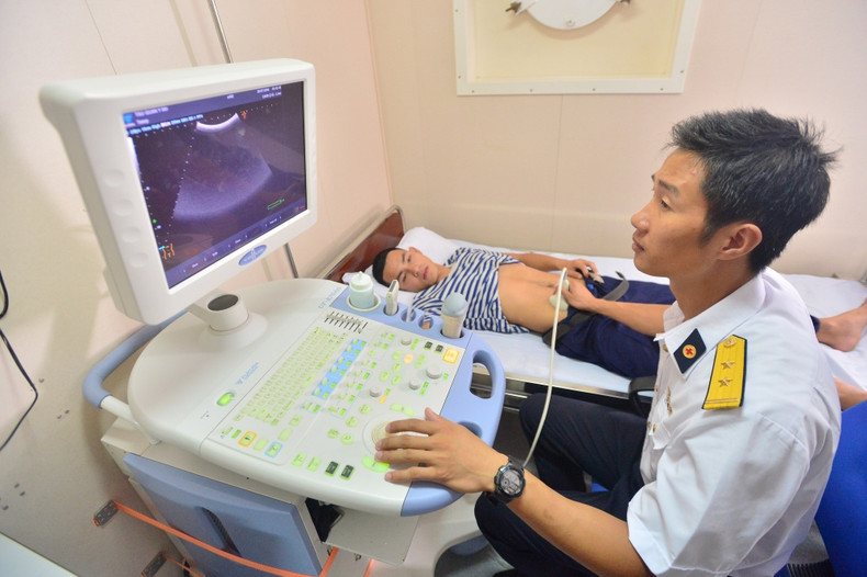 Médecins en mission en haute mer. Photo: Pham Khanh Huy/Kinhtedothi Médecins en mission en haute mer. Photo: Pham Khanh Huy/Kinhtedothi