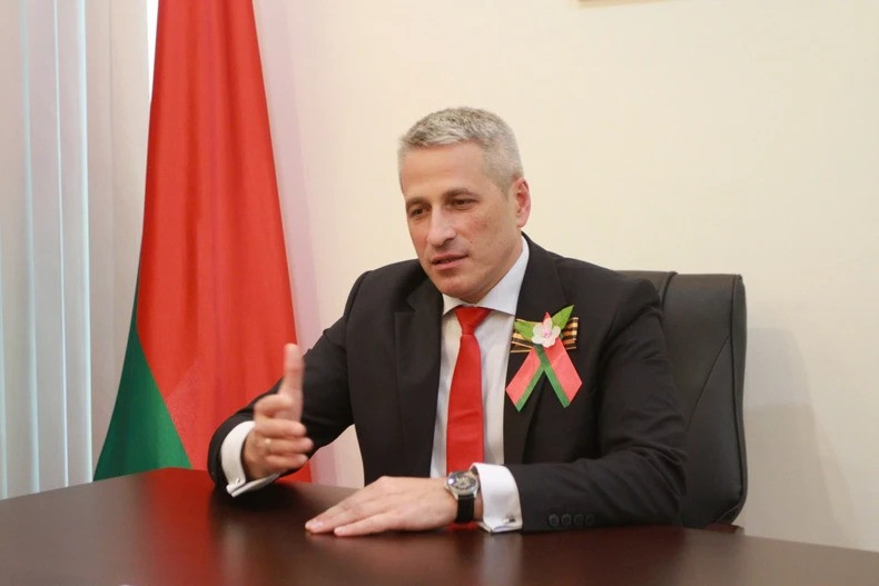 Ambassadeur de Biélorussie au Vietnam Uladzimir Baravikou. Ambassadeur de Biélorussie au Vietnam Uladzimir Baravikou.