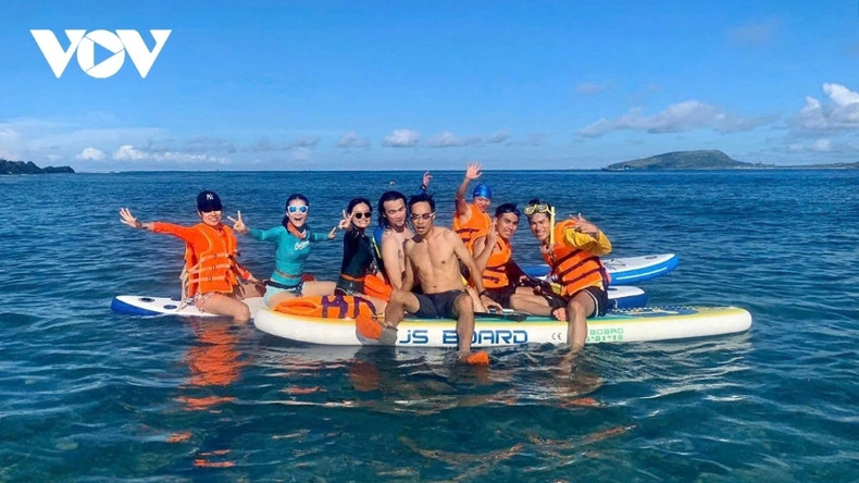 L’île An Binh, à 3 milles marins de Cu Lao Re, séduit par sa nature intacte et ses activités nautiques, comme le kayak ou le bateau panier. Photo: VOV Pour les jeunes voyageurs, l’île An Bình porte bien son nom : un véritable havre de paix, encore intact, avec sa mer turquoise, sa plage et son soleil. Un petit paradis au rythme lent. L’île An Binh, à 3 milles marins de Cu Lao Re, séduit par sa nature intacte et ses activités nautiques, comme le kayak ou le bateau panier. Photo: VOV Pour les jeunes voyageurs, l’île An Bình porte bien son nom : un véritable havre de paix, encore intact, avec sa mer turquoise, sa plage et son soleil. Un petit paradis au rythme lent.