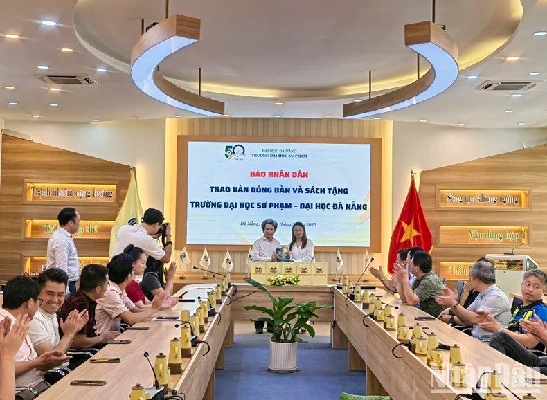 Un représentant de la Société par actions de la culture de la lecture et de l’apprentissage du Vietnam offre des livres à l’Université de pédagogie (Université de Da Nang). Photo : NDEL