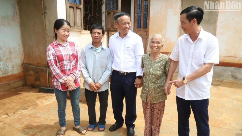 Le secrétaire du Comité du Parti du district de Krong Buk, Nguyen Hai Dong (tout à droite), et le directeur de la Compagnie d’électricité de Dak Lak, Tran Van Thuan, ont rendu visite à la famille de Nguyen Huu Dung et son épouse Ngo Thi Nhuan. Photo : NDEL. Le secrétaire du Comité du Parti du district de Krong Buk, Nguyen Hai Dong (tout à droite), et le directeur de la Compagnie d’électricité de Dak Lak, Tran Van Thuan, ont rendu visite à la famille de Nguyen Huu Dung et son épouse Ngo Thi Nhuan. Photo : NDEL.