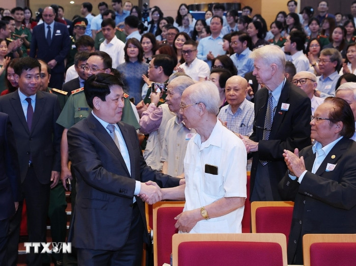 Le président Luong Cuong serre la main d’un délégué lors du séminaire international à Hanoi, le 23 avril. Photo : VNA Le président Luong Cuong serre la main d’un délégué lors du séminaire international à Hanoi, le 23 avril. Photo : VNA