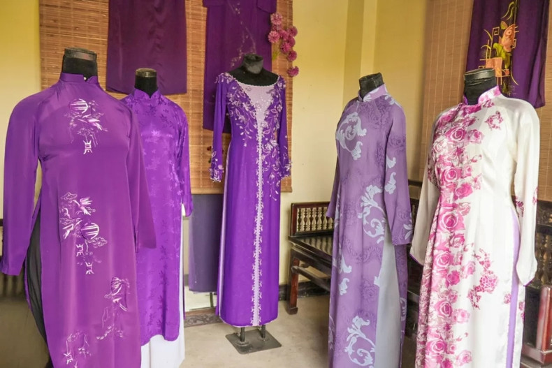 Le musée met également en avant les costumes associés aux patrimoines culturels immatériels du Vietnam, tels que le chants populaires "ví" et "giặm" (petites chansons alternées entre garçons et filles), le quan họ (chant populaire de Bac Ninh) et le đờn ca tài tử (chant des amateurs). Photo : Truc Linh. Le musée met également en avant les costumes associés aux patrimoines culturels immatériels du Vietnam, tels que le chants populaires "ví" et "giặm" (petites chansons alternées entre garçons et filles), le quan họ (chant populaire de Bac Ninh) et le đờn ca tài tử (chant des amateurs). Photo : Truc Linh.