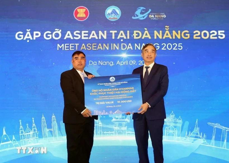 Le Comité populaire municipal de Dà Nang fait un don de 10 000 dollars pour aider la Birmanie à surmonter les conséquences du tremblement de terre du 28 mars. Photo : VNA. Le Comité populaire municipal de Dà Nang fait un don de 10 000 dollars pour aider la Birmanie à surmonter les conséquences du tremblement de terre du 28 mars. Photo : VNA.